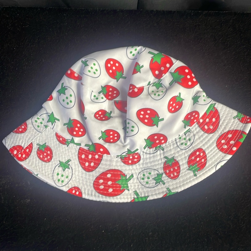 Riversible Strawberry Bucket Hat